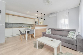 Spacious & Elegant Family Apartment with Parking Space & AC in Wroclaw by Noclegi Renters